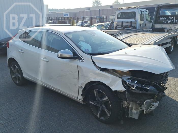 Volvo V40 1.6 T2 GTDi 16V Salvage vehicle (2014, White)
