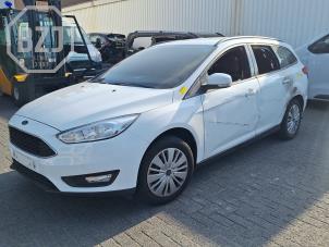 Ford Focus 3 Wagon 1.0 Ti-VCT EcoBoost 12V 100 Épave (2015, Blanc)