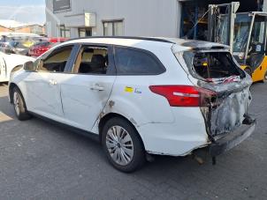 Ford Focus 3 Wagon 1.0 Ti-VCT EcoBoost 12V 100 Épave (2015, Blanc)