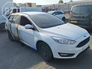 Ford Focus 3 Wagon 1.0 Ti-VCT EcoBoost 12V 100 Épave (2015, Blanc)