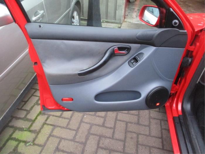 Seat Leon 1.6 Vehículo de desguace (2000, Rojo)