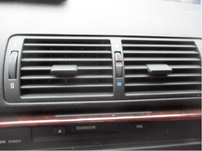 BMW 5-Serie 95- Schrottauto (2001, Dunkel, Blau)