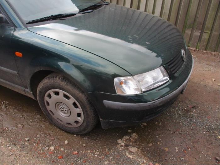 Volkswagen Passat 1.6 Salvage vehicle (1998, Green)