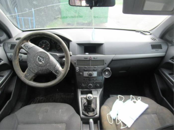 Opel Astra H SW 1.9 CDTi 16V 150 Épave (2006, Blanc)