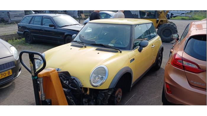BMW Mini One/Cooper 1.6 16V One Samochód złomowany (2002, Zólty)