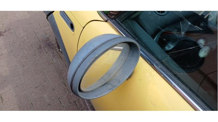 BMW Mini One/Cooper 1.6 16V One Samochód złomowany (2002, Zólty)