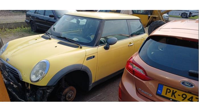 BMW Mini One/Cooper 1.6 16V One Samochód złomowany (2002, Zólty)