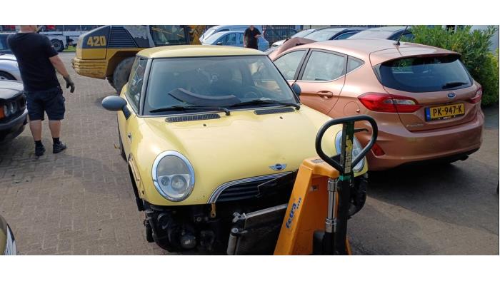 BMW Mini One/Cooper 1.6 16V One Samochód złomowany (2002, Zólty)