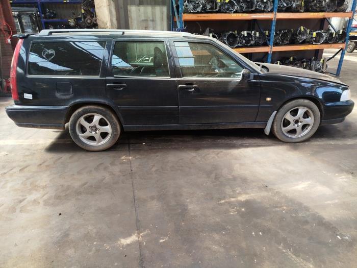 Volvo V70 2.5 TDI Épave (2000, Noir)