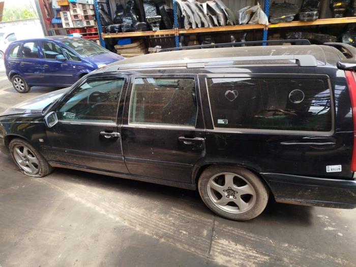 Volvo V70 2.5 TDI Épave (2000, Noir)