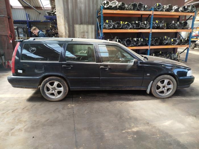 Volvo V70 2.5 TDI Épave (2000, Noir)