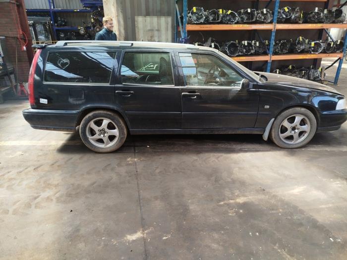 Volvo V70 2.5 TDI Épave (2000, Noir)