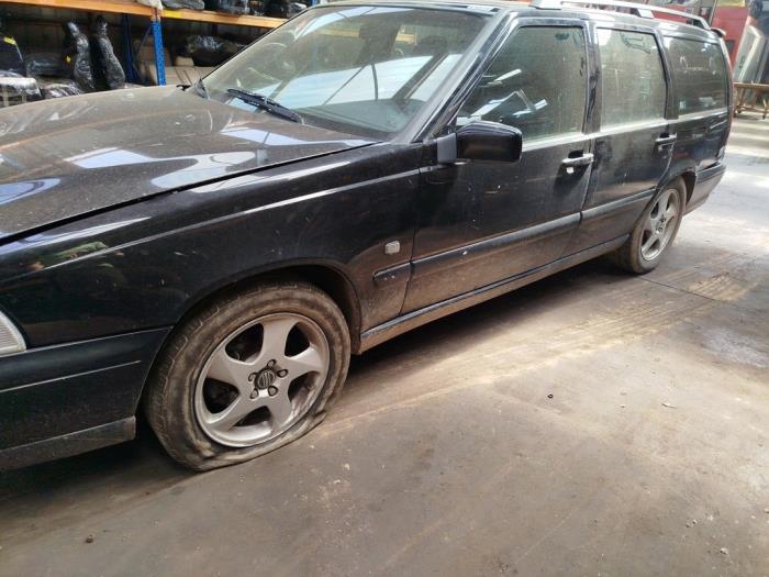 Volvo V70 2.5 TDI Épave (2000, Noir)
