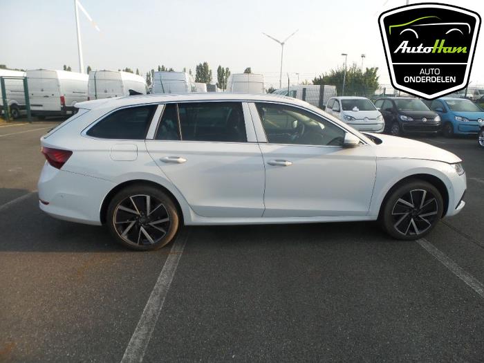 Skoda Octavia Combi iV 1.4 TSI RS 16V Salvage vehicle (2021, White)