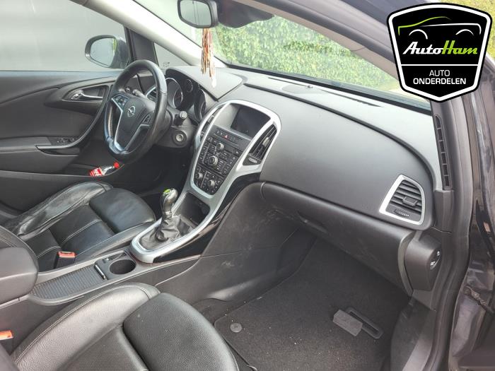 Opel Astra J Sports Tourer 1.4 Turbo 16V Vehículo de desguace (2014, Negro)