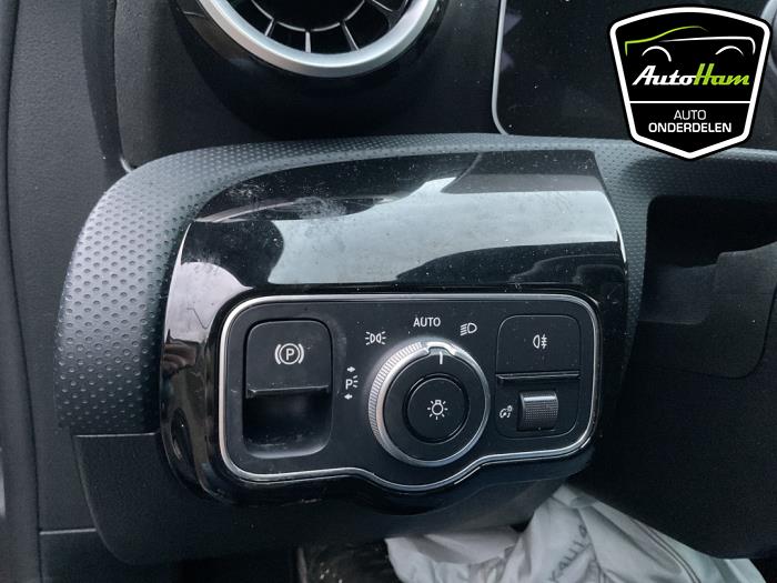 Mercedes A 1.3 A-180 Turbo 16V Épave (2019, Gris)