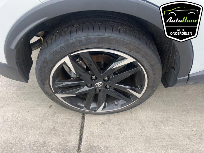 Toyota C-HR 2.0 16V Hybrid Skrotfordon (2023, GRIJS)