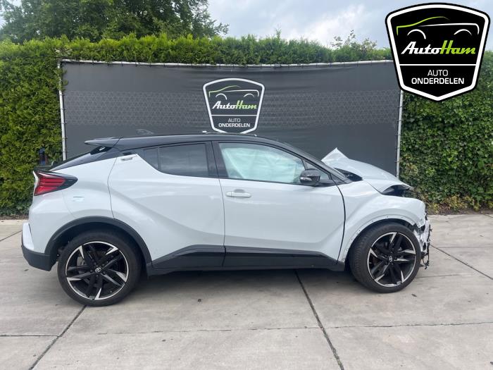 Toyota C-HR 2.0 16V Hybrid Skrotfordon (2023, GRIJS)