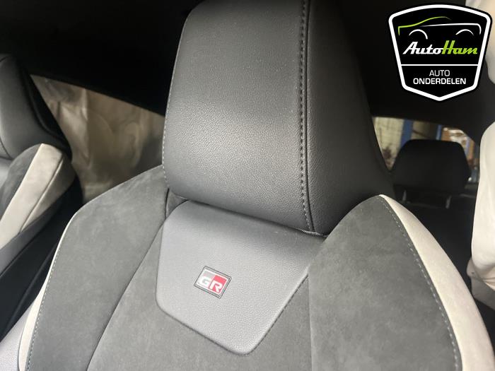 Toyota C-HR 2.0 16V Hybrid Skrotfordon (2023, GRIJS)