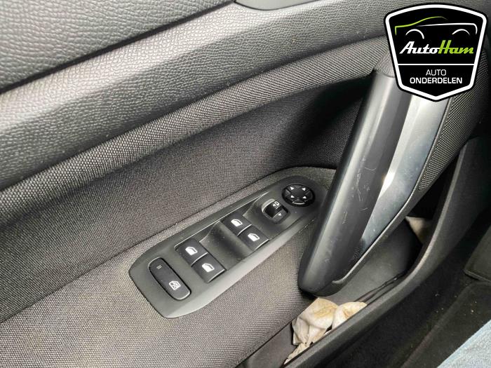 Peugeot 308 SW 1.2 12V e-THP PureTech 130 Épave (2015, Gris)