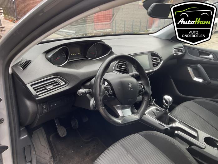 Peugeot 308 SW 1.2 12V e-THP PureTech 130 Épave (2015, Gris)