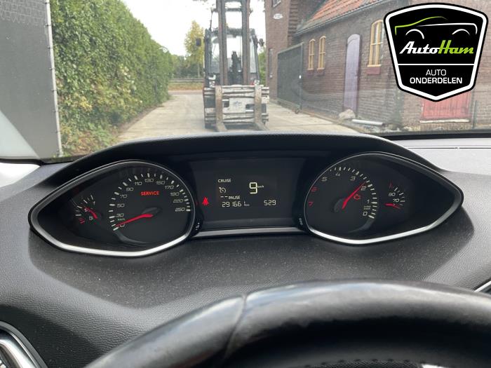 Peugeot 308 SW 1.2 12V e-THP PureTech 130 Épave (2015, Gris)