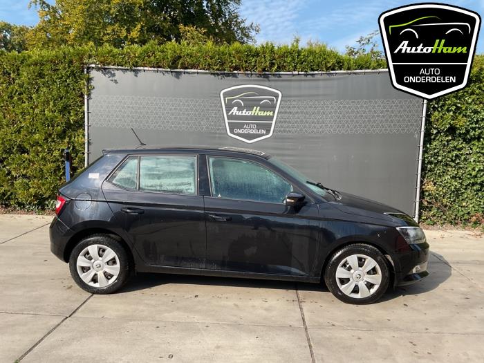 Skoda Fabia III 1.0 TSI 12V Skrotfordon (2018, ZWART)