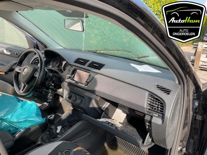 Skoda Fabia III 1.0 TSI 12V Skrotfordon (2018, ZWART)