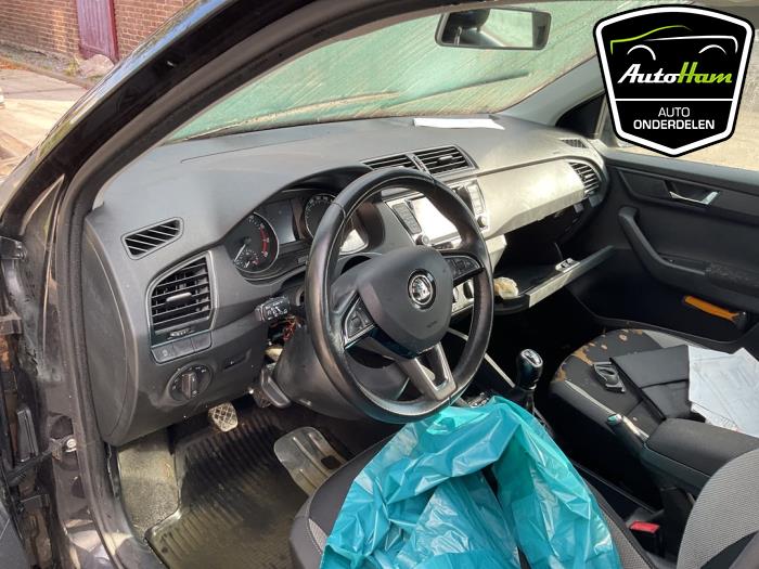 Skoda Fabia III 1.0 TSI 12V Skrotfordon (2018, ZWART)
