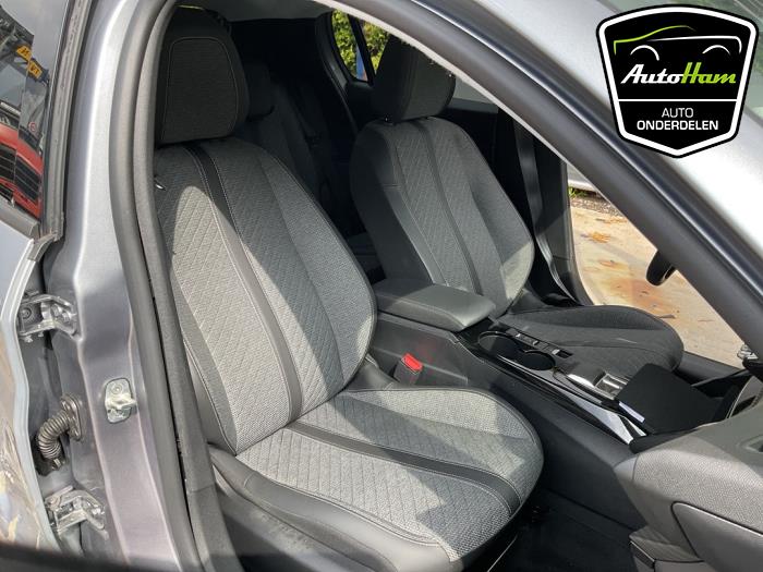 Peugeot 208 II 1.2 Hybrid 100 Vehículo de desguace (2024, Gris)