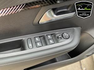 Peugeot 208 II 1.2 Hybrid 100 Vehículo de desguace (2024, Gris)