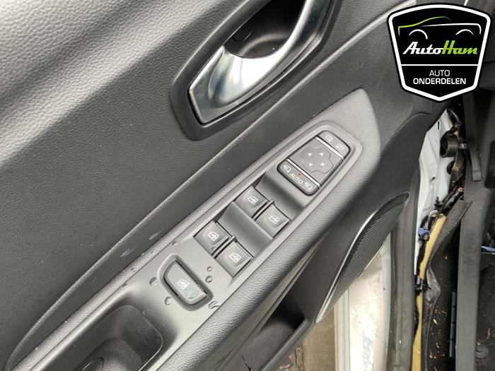 Renault Captur I 1.2 TCE 16V EDC Épave (2018, Blanc)