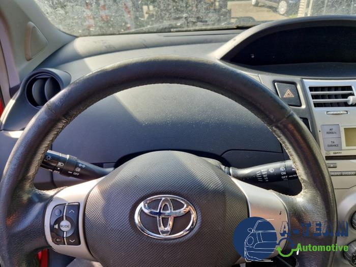 Toyota Yaris II 1.3 16V VVT-i Vehículo de desguace (2007, Rojo)