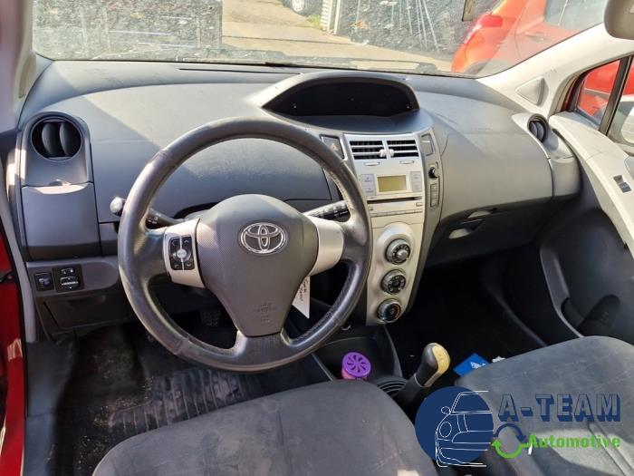 Toyota Yaris II 1.3 16V VVT-i Vehículo de desguace (2007, Rojo)