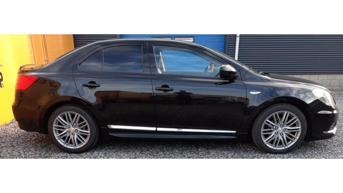 Suzuki Kizashi 2.4 16V 4x4 Samochód złomowany (2011, Czarny)