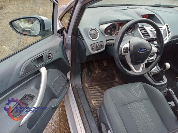 Ford Fiesta 6 1.6 TDCi 16V 95 Samochód złomowany (2010, Szary)