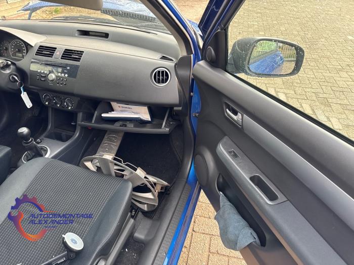 Suzuki Swift 1.3 VVT 16V Samochód złomowany (2005, Niebieski)