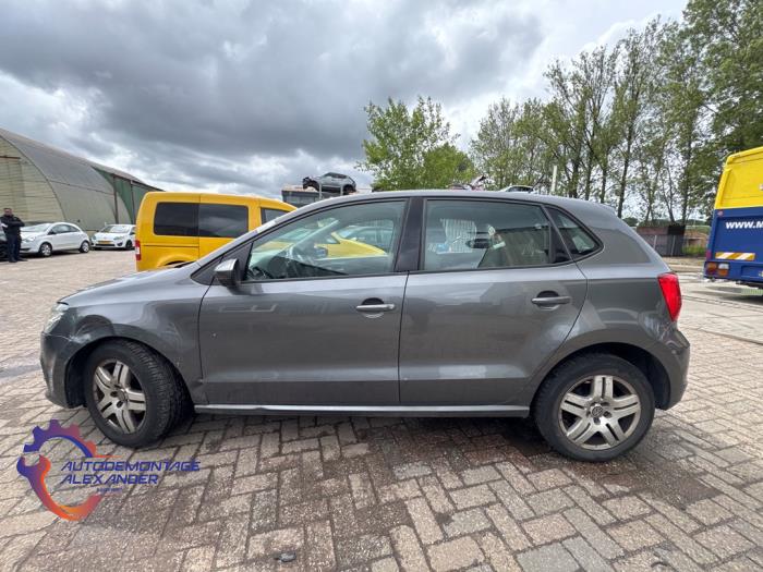 Volkswagen Polo V 1.4 TDI 12V 90 Épave (2014, Gris)