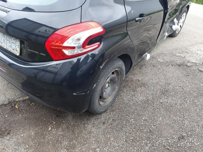 Peugeot 208 I 1.0 Vti 12V PureTech Schrottauto (2014, Schwarz)