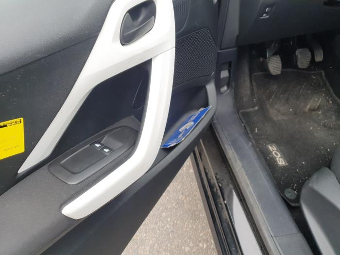 Peugeot 208 I 1.0 Vti 12V PureTech Schrottauto (2014, Schwarz)