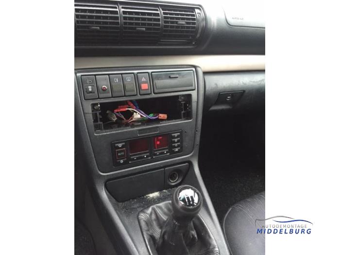 Audi A4 1.8 20V Épave (1998, Gris)