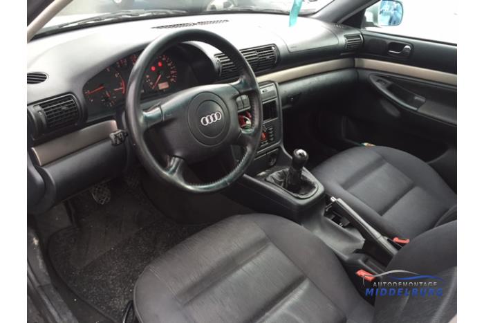 Audi A4 1.8 20V Épave (1998, Gris)