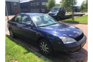 Ford Mondeo III 2.0 TDCi 115 16V Épave (2002, Bleu)