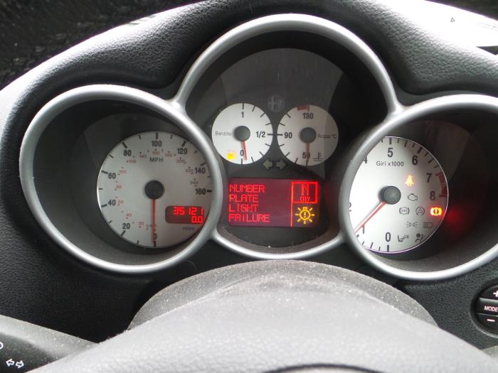 Alfa Romeo 147 Épave (2004, Aubergine)