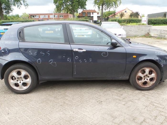 Alfa Romeo 147 Épave (2004, Aubergine)