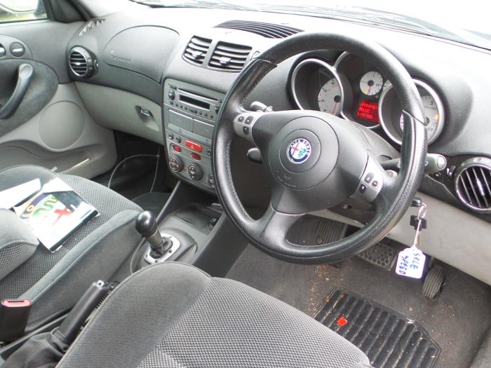 Alfa Romeo 147 Épave (2004, Aubergine)