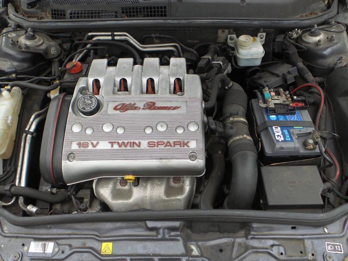 Alfa Romeo 147 Épave (2004, Aubergine)