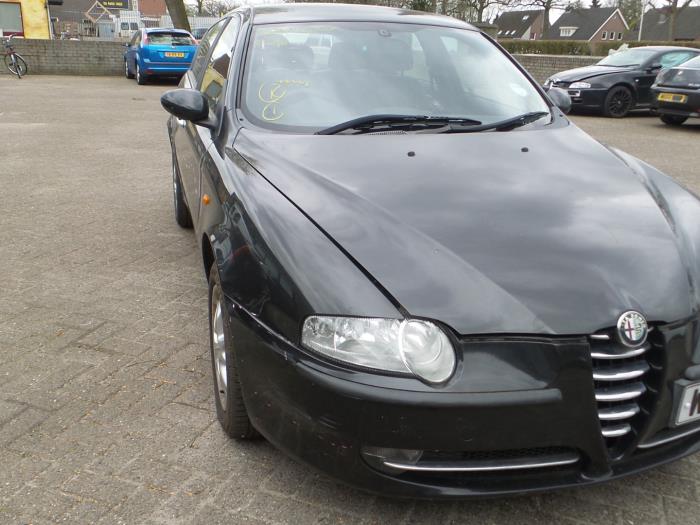 Alfa Romeo 147 1.6 HP Twin Spark 16V Vehículo de desguace (2004, Metálico, Negro)