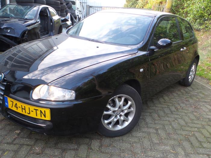 Alfa Romeo 147 1.6 Twin Spark 16V Salvage vehicle (2001, Black)