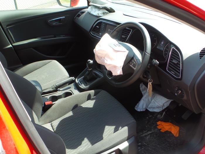 Seat Leon 1.6 TDI Ecomotive 16V Vehículo de desguace (2015, Unicolor, Rojo)